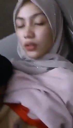 New Viral ABG Jilbab Indo Mahasiswi Bra Merah Ukhti Azizah Tutorial Wiwik Ulekan Ganas Saat KKN Trending Global Indonesia 2025