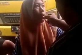 jilbab Indo yang pernah viral pada masanya SPG Minuman Di Grepe Oleh Supir2 Truk