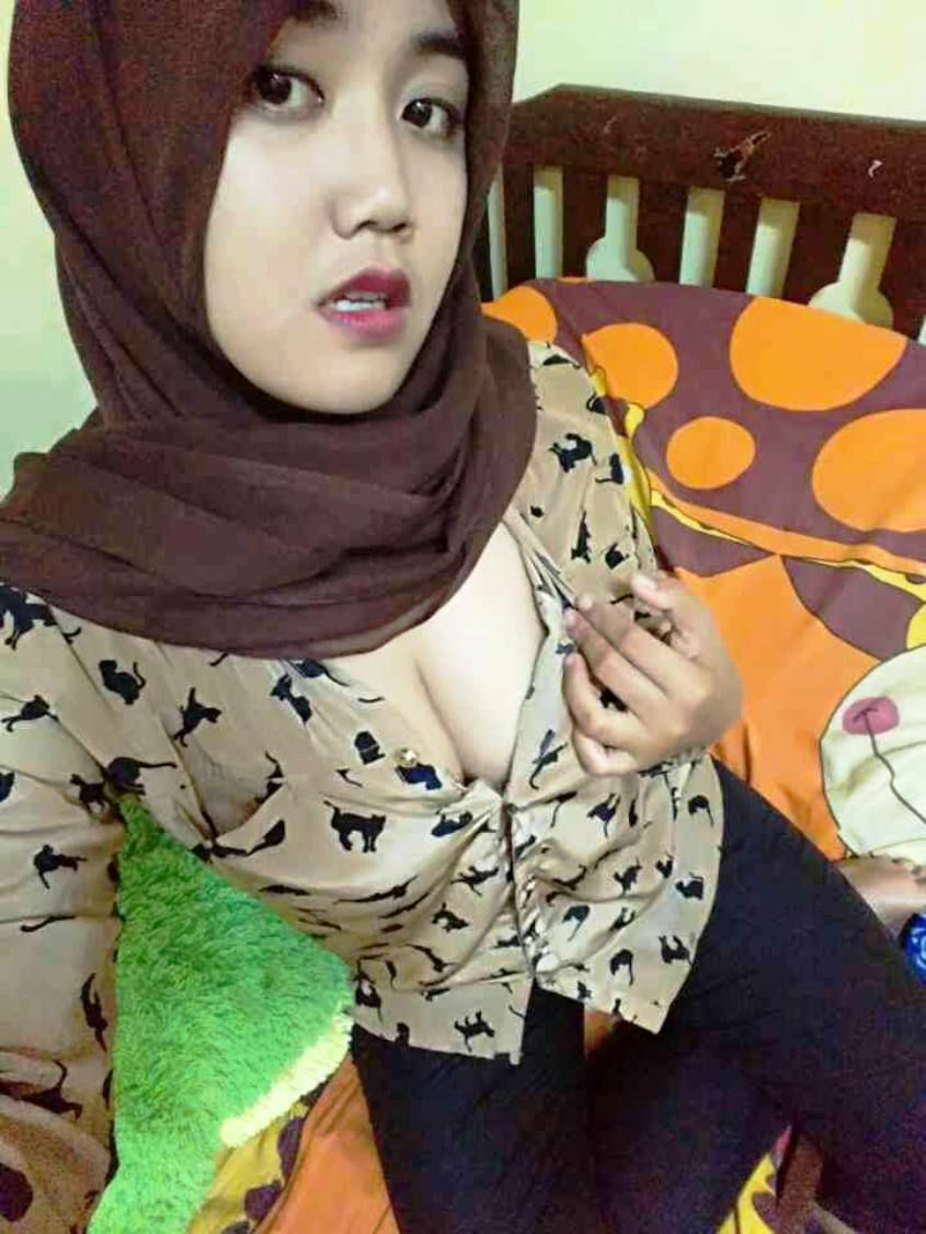 Viral Sawit !!!Cewek Hijab Hanya Memakai Bra Top Global 2026